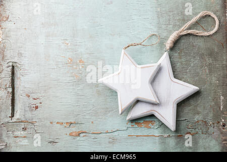 Hölzernen Weihnachtsdekoration Sterne auf blauem strukturierten Hintergrund Stockfoto
