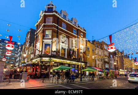 Weihnachtsschmuck In St. Christophers Ort bei Nacht-London-UK Stockfoto