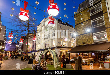 Weihnachtsschmuck In St. Christophers Ort bei Nacht-London-UK Stockfoto