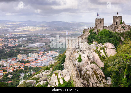 Sintra, Portugal an die maurische Burg und Sintra Stadtbild. Stockfoto