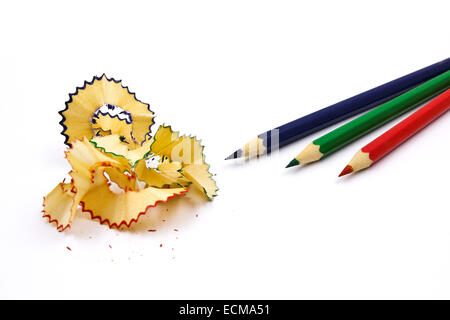 Buntstift mit bunten Bleistift Späne auf weißem Hintergrund Stockfoto