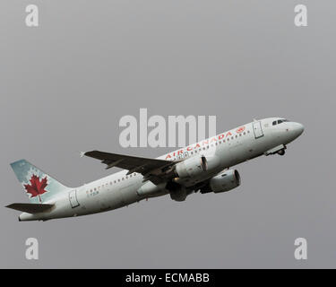 Airliner Air Canada Airbus A320(C-FZUB; fin#238) fährt vom internationalen Flughafen Vancouver, Kanada. Stockfoto