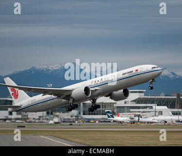 Air China Boeing 777-300ER (B-2040) Verkehrsflugzeug fährt vom internationalen Flughafen Vancouver, Kanada. Stockfoto