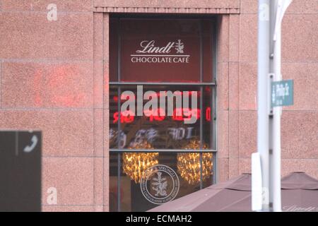 Sydney, Australien. 16. Dezember 2014. Rote Zelt am Eingang der Lindt Chocolate Cafe in Martin Place, Sydney wie Polizei Tatort nach der ISIS inspirierte Terroristen als Geisel Belagerung im Café Lind untersuchen von iranischen Asylbewerbers und kriminellen Mann Haron Monis errichtet. Zwei Geiseln wurden bei der Belagerung sowie die Geiselnehmer getötet. Copyright Credit: 2014 Richard Milnes/Alamy Live-Nachrichten. Stockfoto