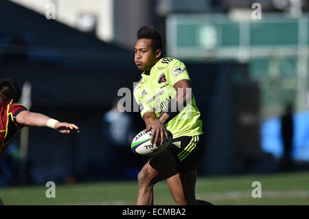 Chichibunomiya Rugby-Stadion, Tokio, Japan. 13. Dezember 2014. Kotaro Matsushima (Sungoliath), 13. Dezember 2014 - Rugby: Kotaro Matsushima Sungoliath Pässe mit den Ball während der Japan Rugby Top League 2014-2015 match zwischen Suntory Sungoliath 32-16 Toshiba Brave Lupus Chichibunomiya Rugby Stadium, Tokio, Japan. © AFLO/Alamy Live-Nachrichten Stockfoto