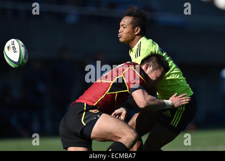 Chichibunomiya Rugby-Stadion, Tokio, Japan. 13. Dezember 2014. Kotaro Matsushima (Sungoliath), 13. Dezember 2014 - Rugby: Kotaro Matsushima Sungoliath Pässe mit den Ball während der Japan Rugby Top League 2014-2015 match zwischen Suntory Sungoliath 32-16 Toshiba Brave Lupus Chichibunomiya Rugby Stadium, Tokio, Japan. © AFLO/Alamy Live-Nachrichten Stockfoto