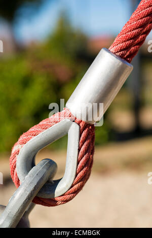 Sicherheitsschloss und verriegelte Schleife Drahtseile hautnah Stockfoto