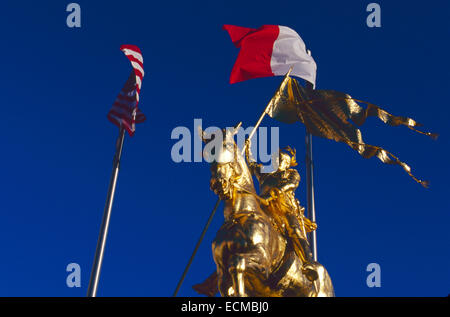 Goldene Joan of Arc auf Pferd Skulptur mit amerikanischen und französischen Fahnen im Hintergrund ziert die Skyline von New Orleans, Louisiana Stockfoto