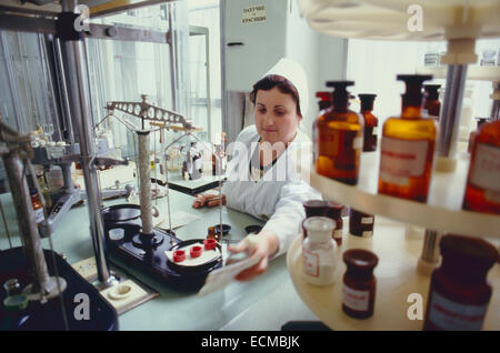 Medikamente in der Compoundierung Apotheke in Moskau vorbereiten. Stockfoto