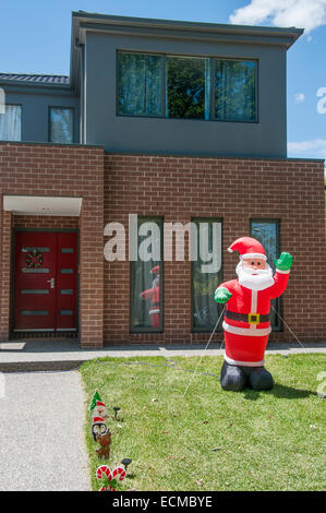 Weihnachten in den Antipoden: ein aufblasbarer Weihnachtsmann in einem vorstädtischen Vorgarten, Melbourne Stockfoto