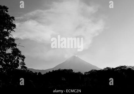 Gas-Wolke oder plume Ausbruch aus Volcan El Feugo / de Colima Vulkan in Mexiko gesehen in den frühen Morgenstunden Stockfoto