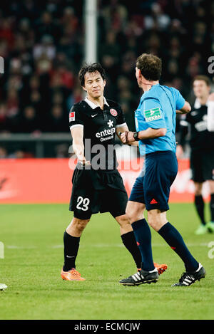 Köln, Deutschland. 16. Dezember 2014. Shinji Okazaki (Mainz) Fußball: Shinji Okazaki Mainz reagiert während des deutschen Fußball-Bundesliga-Spiels zwischen 1 Schiedsrichter. FC Köln und 1. FSV Mainz 05 im Publikumseingänge in Köln. © AFLO/Alamy Live-Nachrichten Stockfoto