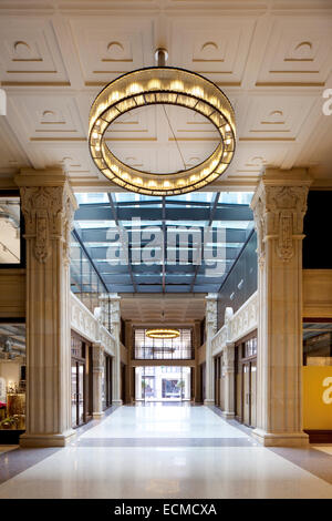 Kaisergalerie Mall, Atrium mit Terrazzo-Boden, Ring Designleuchte auf renoviert Kassettendecke und 7,50 Meter hohen Sandstein Stockfoto