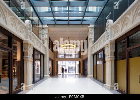 Kaisergalerie Mall, High-End-Geschäfte, Atrium mit Terrazzo-Boden, renoviert Kassettendecke und 7,50 Meter hohen Sandsteinsäulen Stockfoto