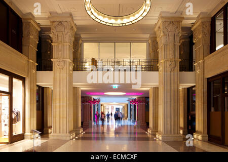 Kaisergalerie Mall, Atrium mit Terrazzo-Boden, Ring Designleuchte auf renoviert Kassettendecke und 7,50 Meter hohen Sandstein Stockfoto