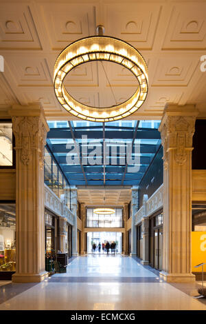 Kaisergalerie Mall, Atrium mit Terrazzo-Boden, Ring Designleuchte auf renoviert Kassettendecke und 7,50 Meter hohen Sandstein Stockfoto