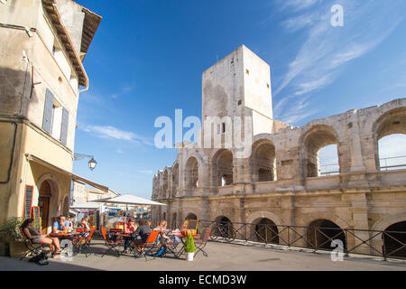 Café in Arles in der Provence neben das römische Amphitheater Stockfoto