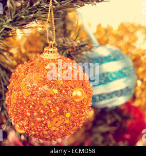 Detail von einigen Kugeln hängen an einen Weihnachtsbaum mit einem Filtereffekt Stockfoto