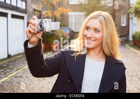 junge Frau, die ein Foto Stockfoto