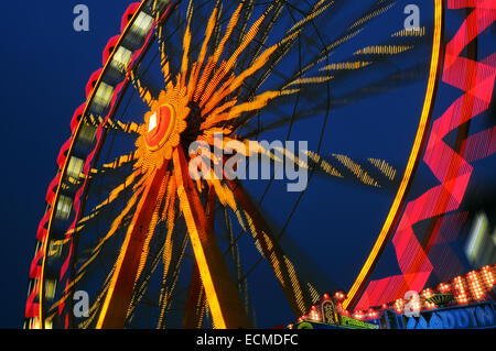 Riesenrad bei Dämmerung, blaue Stunde, Hamburger Dom Kirmes, Hamburg, Deutschland Stockfoto