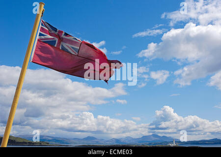 Red Ensign Fahne der britischen Handelsmarine zur Fähre zur Insel Mull aus West Highlands, Oban, Argyll und Bute, Scotland Stockfoto