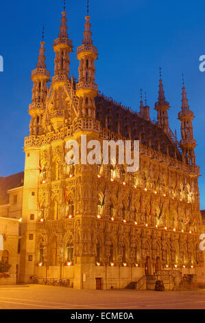 Stadhuis, Rathaus und Grote Markt, Hauptplatz, in der Abenddämmerung, Leuven, Louvain, Brabant, Flandern, Belgien, Europa Stockfoto