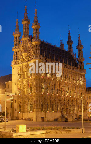 Stadhuis, Rathaus und Grote Markt, Hauptplatz, in der Abenddämmerung, Leuven, Louvain, Brabant, Flandern, Belgien, Europa Stockfoto