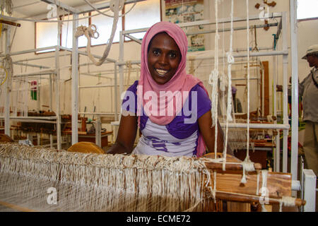 Freundliche Frau arbeitet an einer Hand Webstuhl in einem sozialen Projekt, Eritrea Stockfoto