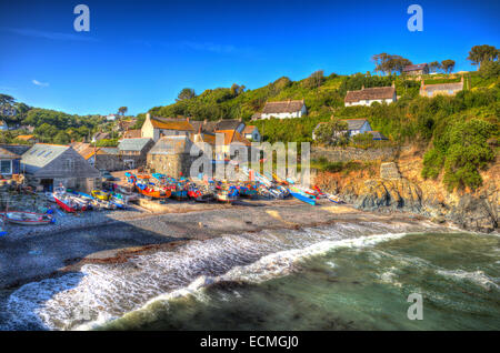 Cadgwith Cornwall England UK der Lizard Halbinsel mit Wellen brechen sich am Strand Cornish Fischerdorf wie Malerei HDR Stockfoto