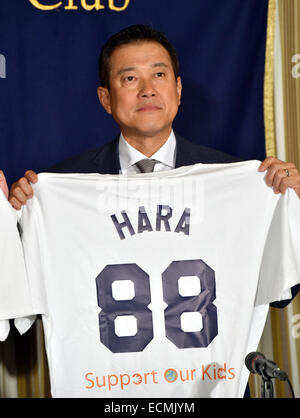 Tokio, Japan. 17. Dezember 2014. Manager Tatsunori Hara der Yomiuri Giants hält eine Uniform während einer Pressekonferenz in Tokio Foreign Correspondents' Club of Japan auf Mittwoch, 17. Dezember 2014. Er wird ein Charity-Baseball-Event zu Co-Gastgeber von zwei Ex-Yankees, Hideki Matsui und Derek Jeter, im Tokyo Dome im März für Junior High School Schüler aus der nordöstlichen Region der Katastrophe-Hit als auch amerikanische Studenten, die in Japan leben, die Uniform zu tragen. © Natsuki Sakai/AFLO/Alamy Live-Nachrichten Stockfoto