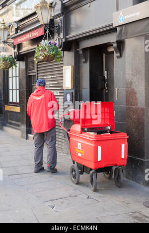 Royal Mail Briefträger, London, England Stockfoto