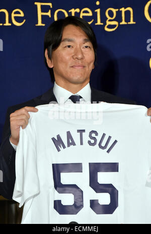 Tokio, Japan. 17. Dezember 2014. Ex-Yankee Hideki Matsui zeigt eine Uniform zu den Medien während einer Pressekonferenz in Tokio Foreign Correspondents' Club of Japan auf Mittwoch, 17. Dezember 2014. Matsui tragen die Uniform in ein Charity-Baseball-Event, indem er und sein ehemaliger Teamkollege Derek Jeter im Tokyo Dome im März für Junior High School Schüler aus der nordöstlichen Region der Katastrophe-Hit als auch amerikanische Studenten, die in Japan leben Co-Gastgeber sein. © Natsuki Sakai/AFLO/Alamy Live-Nachrichten Stockfoto