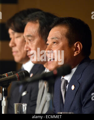 Tokio, Japan. 17. Dezember 2014. Manager Tatsunori Hara, richtig, der Yomiuri Giants spricht mit Inbrunst über ein Charity-Baseball-Event "Support Our Kids," während einer Pressekonferenz in Tokio Foreign Correspondents' Club of Japan auf Mittwoch, 17. Dezember 2014. Die Veranstaltung wird von zwei Ex-Yankees, Hideki Matsui und Derek Jeter, im Tokyo Dome im März für Junior High School Schüler aus der nordöstlichen Region der Katastrophe-Hit als auch amerikanische Studenten, die in Japan leben moderiert. Auch Teilnahme an der Pressekonferenz sind Matsui, links, und Toru Arai, Präsident von Morinaga Co., der Sponsor der cha Stockfoto