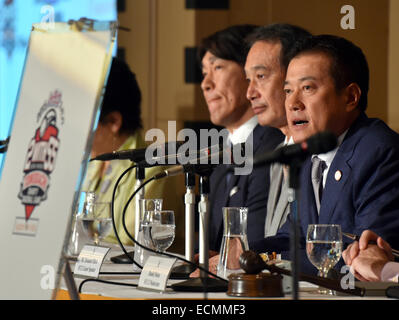 Tokio, Japan. 17. Dezember 2014. Manager Tatsunori Hara, richtig, der Yomiuri Giants spricht mit Inbrunst über ein Charity-Baseball-Event "Support Our Kids," während einer Pressekonferenz in Tokio Foreign Correspondents' Club of Japan auf Mittwoch, 17. Dezember 2014. Die Veranstaltung wird von zwei Ex-Yankees, Hideki Matsui und Derek Jeter, im Tokyo Dome im März für Junior High School Schüler aus der nordöstlichen Region der Katastrophe-Hit als auch amerikanische Studenten, die in Japan leben moderiert. Auch Teilnahme an der Pressekonferenz sind Matsui, links, und Toru Arai, Präsident von Morinaga Co., der Sponsor der cha Stockfoto