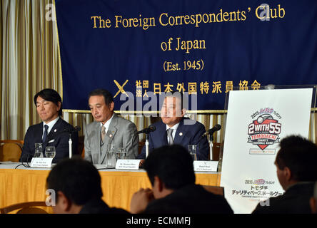 Tokio, Japan. 17. Dezember 2014. Manager Tatsunori Hara, richtig, der Yomiuri Giants spricht mit Inbrunst über ein Charity-Baseball-Event "Support Our Kids," während einer Pressekonferenz in Tokio Foreign Correspondents' Club of Japan auf Mittwoch, 17. Dezember 2014. Die Veranstaltung wird von zwei Ex-Yankees, Hideki Matsui und Derek Jeter, im Tokyo Dome im März für Junior High School Schüler aus der nordöstlichen Region der Katastrophe-Hit als auch amerikanische Studenten, die in Japan leben moderiert. Auch Teilnahme an der Pressekonferenz sind Matsui, links, und Toru Arai, Präsident von Morinaga Co., der Sponsor der cha Stockfoto