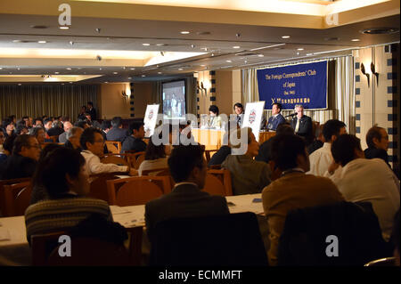 Tokio, Japan. 17. Dezember 2014. Ex-Yankee Hideki Matsui und seinem ehemaligen Teamkollegen und Manager der Yomiuri Giants Ball Club teilnehmen eine Pressekonferenz am Tokios Foreign Correspondents' Club of Japan am Mittwoch, 17. Dezember 2014. Matsui zusammen mit seinen ehemaligen Teamkollegen Yankee, die Derek Jeter wird Co-Gastgeber ein Charity-Baseball-Event, gesponsert von Morinaga im Tokyo Dome im März für Junior High School Schüler aus der nordöstlichen Region der Katastrophe-Hit als auch amerikanische Studenten, die in Japan leben. © Natsuki Sakai/AFLO/Alamy Live-Nachrichten Stockfoto