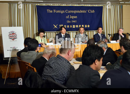 Tokio, Japan. 17. Dezember 2014. Ex-Yankee Hideki Matsui und seinem ehemaligen Teamkollegen und Manager der Yomiuri Giants Ball Club teilnehmen eine Pressekonferenz am Tokios Foreign Correspondents' Club of Japan am Mittwoch, 17. Dezember 2014. Matsui zusammen mit seinen ehemaligen Teamkollegen Yankee, die Derek Jeter wird Co-Gastgeber ein Charity-Baseball-Event, gesponsert von Morinaga im Tokyo Dome im März für Junior High School Schüler aus der nordöstlichen Region der Katastrophe-Hit als auch amerikanische Studenten, die in Japan leben. © Natsuki Sakai/AFLO/Alamy Live-Nachrichten Stockfoto