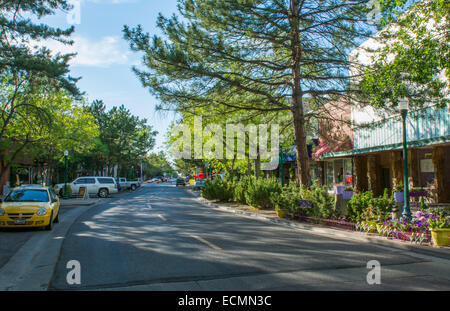 Twin Falls Idaho Main Street mit ihren Geschäften und Verkehr Kleinstadt mit Bäumen Stockfoto