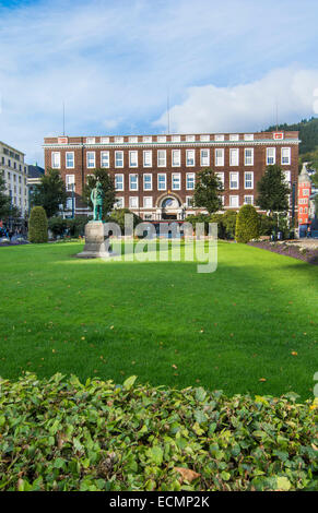 Bergen Norwegen Innenstadt Statue des Komponisten Edward Grieg mit Rikstelegraf und Rikstelefon Gebäude im Hintergrund Bronze-Denkmal Stockfoto
