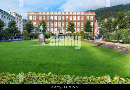 Bergen Norwegen Innenstadt Statue des Komponisten Edward Grieg mit Rikstelegraf und Rikstelefon Gebäude im Hintergrund Bronze-Denkmal Stockfoto
