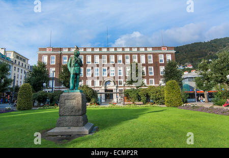 Bergen Norwegen Innenstadt Statue des Komponisten Edward Grieg mit Rikstelegraf und Rikstelefon Gebäude im Hintergrund Bronze-Denkmal Stockfoto