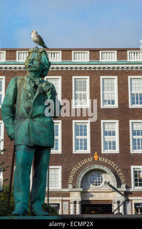 Bergen Norwegen Innenstadt Statue des Komponisten Edward Grieg mit Rikstelegraf und Rikstelefon Gebäude im Hintergrund Bronze-Denkmal Stockfoto