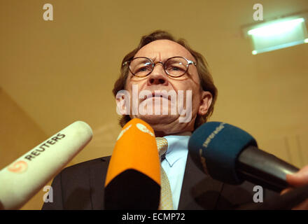 Berlin, Deutschland. 17. Dezember 2014. Ulrich Weber, Leiter Personal bei der Deutschen Bahn AG, gibt eine Presseerklärung in Berlin, Deutschland, 17. Dezember 2014. Er traf sich mit Vertretern der Union die Lokführer GDL. Foto: PAUL ZINKEN/Dpa/Alamy Live News Stockfoto
