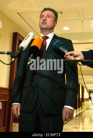 Berlin, Deutschland. 17. Dezember 2014. Claus Weselsky, Vorsitzender der Union der Lokführer GDL, gibt eine Presseerklärung in Berlin, Deutschland, 17. Dezember 2014. Die Union hat mit Vertretern der Deutsche Bahn AG Deutsche Bahn. Foto: PAUL ZINKEN/Dpa/Alamy Live News Stockfoto