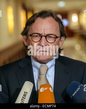 Berlin, Deutschland. 17. Dezember 2014. Ulrich Weber, Leiter Personal bei der Deutschen Bahn AG, gibt eine Presseerklärung in Berlin, Deutschland, 17. Dezember 2014. Er traf sich mit Vertretern der Union die Lokführer GDL. Foto: PAUL ZINKEN/Dpa/Alamy Live News Stockfoto