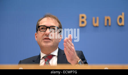 Berlin, Deutschland. 17. Dezember 2014. Deutscher Minister für Verkehr und digitale Infrastruktur Alexander Dobrindt (CSU) spricht im Rahmen einer Pressekonferenz auf der geplanten Autobahn-Pkw-Maut in Berlin, Deutschland, 17. Dezember 2014. Foto: RAINER JENSEN/Dpa/Alamy Live-Nachrichten Stockfoto