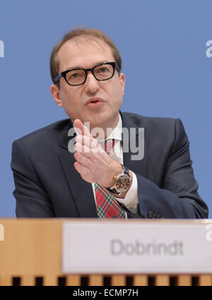 Berlin, Deutschland. 17. Dezember 2014. Deutscher Minister für Verkehr und digitale Infrastruktur Alexander Dobrindt (CSU) spricht im Rahmen einer Pressekonferenz auf der geplanten Autobahn-Pkw-Maut in Berlin, Deutschland, 17. Dezember 2014. Foto: RAINER JENSEN/Dpa/Alamy Live-Nachrichten Stockfoto
