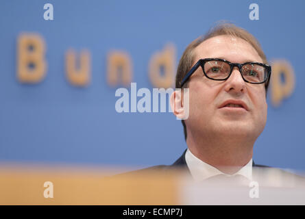 Berlin, Deutschland. 17. Dezember 2014. Deutscher Minister für Verkehr und digitale Infrastruktur Alexander Dobrindt (CSU) spricht im Rahmen einer Pressekonferenz auf der geplanten Autobahn-Pkw-Maut in Berlin, Deutschland, 17. Dezember 2014. Foto: RAINER JENSEN/Dpa/Alamy Live-Nachrichten Stockfoto