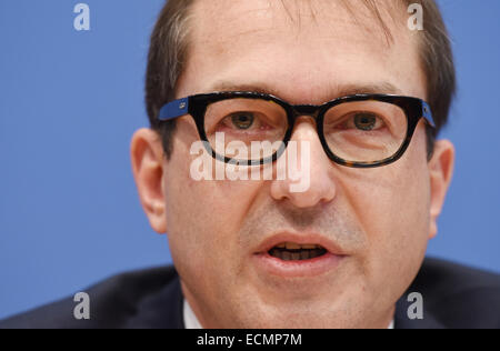 Berlin, Deutschland. 17. Dezember 2014. Deutscher Minister für Verkehr und digitale Infrastruktur Alexander Dobrindt (CSU) spricht im Rahmen einer Pressekonferenz auf der geplanten Autobahn-Pkw-Maut in Berlin, Deutschland, 17. Dezember 2014. Foto: RAINER JENSEN/Dpa/Alamy Live-Nachrichten Stockfoto