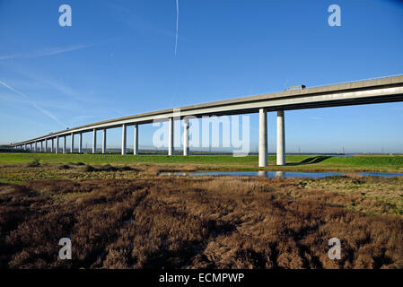 Die Sheppey Crossing trägt die A249 über The Swale, der Isle of Sheppey vom Festland trennt Stockfoto